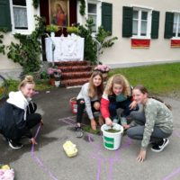 Firmlinge helfen Altäre herrichten und gestalten Blumenteppich