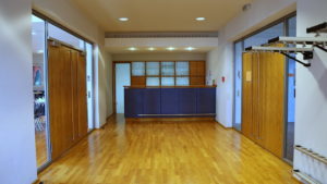 Garderobe und Bar