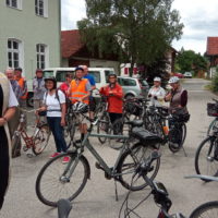 Pfarrer Oliver Rid segnet die Fahrräder und ihre Fahrer