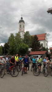 Am Sonntag 7. Juli trafen sich ca. 100 interessierte Radfahrer bei der alten Schule in Bertoldshofen