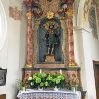 Der linke Seitenaltar ist dem Heiligen Wendelin geweiht.