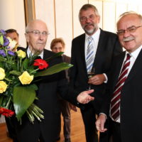 2011 - Empfang im Pfarrheim zum 90. Geburtstag von Alwin Holdenrieder - Altbürgermeister Werner Himmer und Stv. Landrat Hubert Endhardt