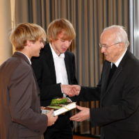 2011 - Empfang im Pfarrheim zum 90. Geburtstag von Alwin Holdenrieder - Stefan Steiner und Michael Haas überbringen die Glückwünsche der Ministranten