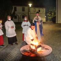 Praktikant Dominik Stefulic entzündet die Osterkerze am vorher geweihten Osterfeuer (G. Beck)